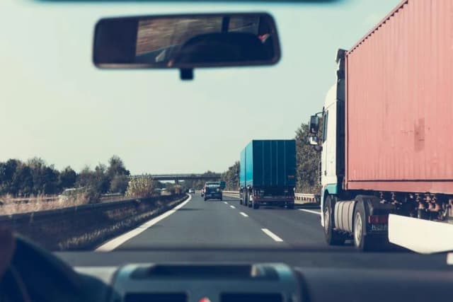 Jak księgować opłatę za autostradę, by uniknąć problemów podatkowych