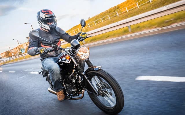 Czy motorowerem można jeździć bez prawa jazdy? Sprawdź, kto może uniknąć kary