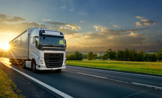 Maksymalna prędkość ciężarówki na autostradzie – jakie są limity i konsekwencje przekroczenia?