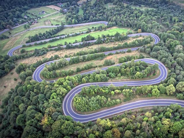 Najlepsze trasy motocyklowe w Bieszczadach: atrakcje, porady i mapy dla motocyklistów