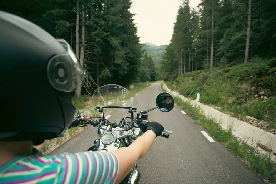 Najlepsze trasy motocyklowe w Bieszczadach: bezpieczeństwo, atrakcje i praktyczne porady