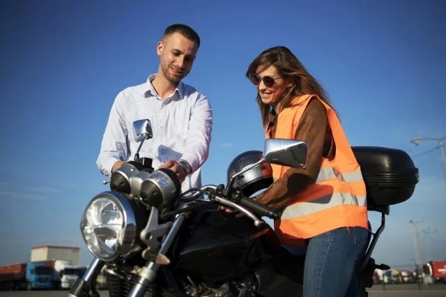 Jakie uprawnienia na motorower są potrzebne? Wszystko, co musisz wiedzieć!