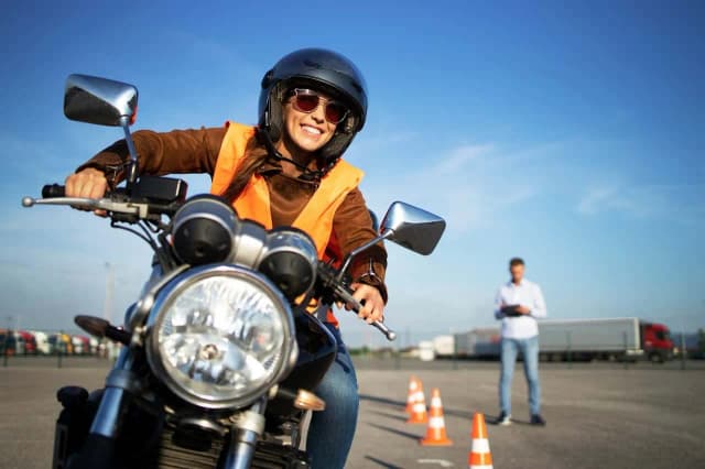 Ile kosztuje kurs na motorower? Zaskakujące wydatki, które warto znać